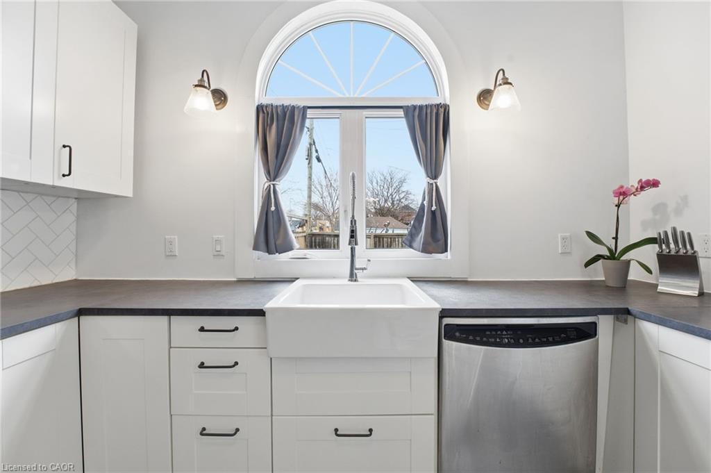 17 Minto Avenue, Hamilton, ON - Indoor Photo Showing Kitchen