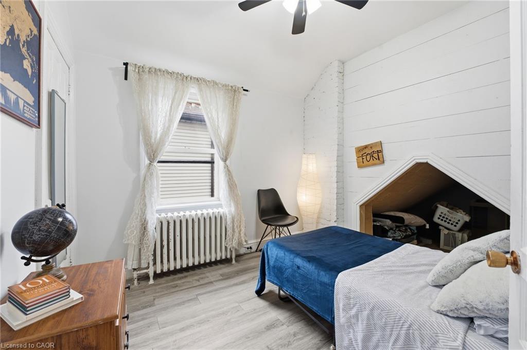 17 Minto Avenue, Hamilton, ON - Indoor Photo Showing Bedroom