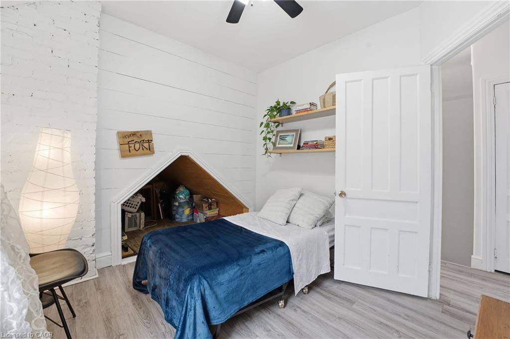 17 Minto Avenue, Hamilton, ON - Indoor Photo Showing Bedroom
