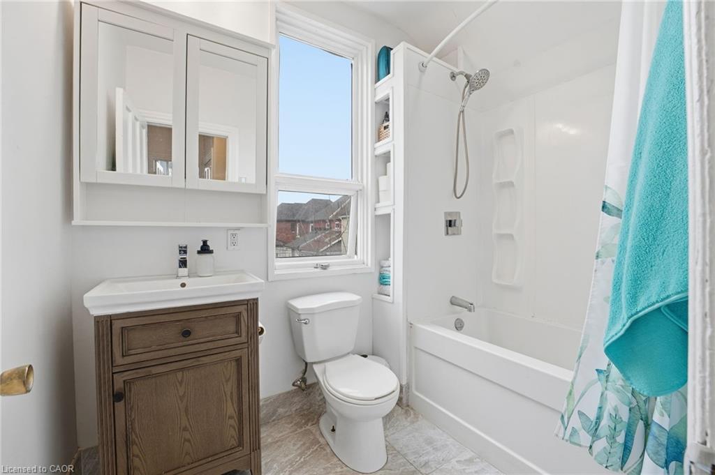 17 Minto Avenue, Hamilton, ON - Indoor Photo Showing Bathroom