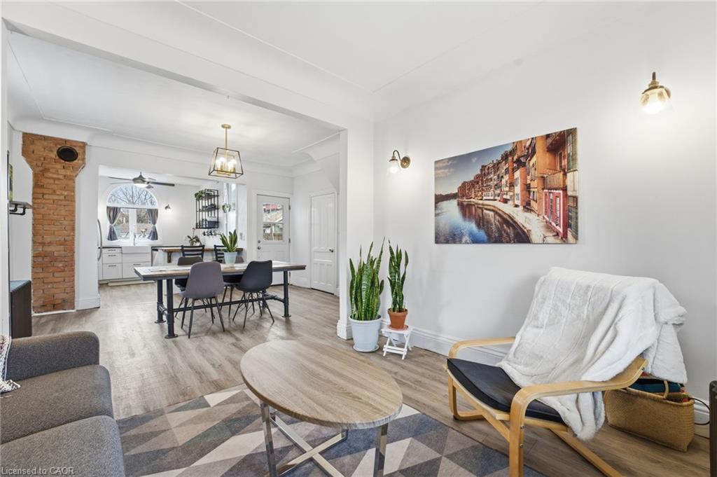 17 Minto Avenue, Hamilton, ON - Indoor Photo Showing Living Room