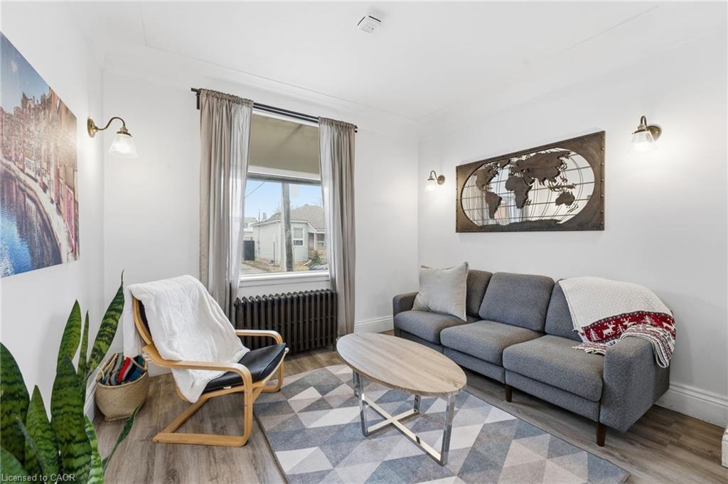 17 Minto Avenue, Hamilton, ON - Indoor Photo Showing Living Room