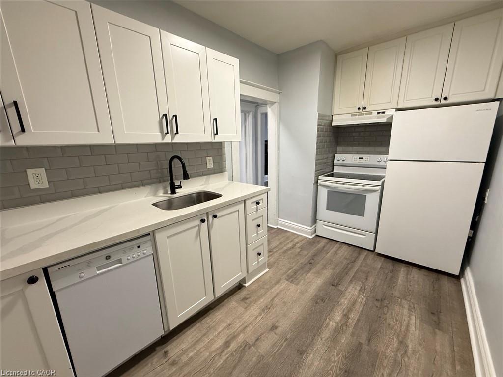128 Carrick Avenue, Hamilton, ON - Indoor Photo Showing Kitchen