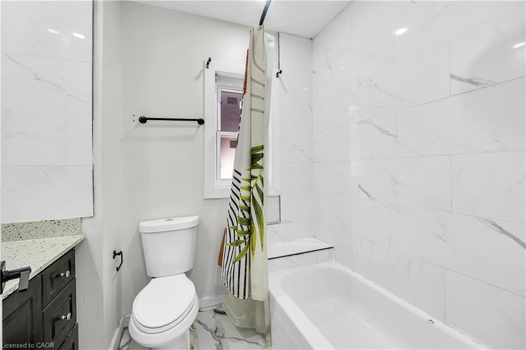 334 Cannon Street E, Hamilton, ON - Indoor Photo Showing Bathroom