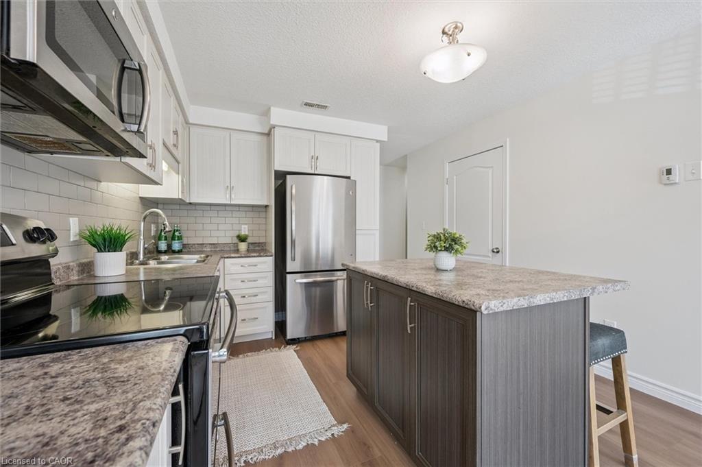 D-24 Sienna Street, Kitchener, ON - Indoor Photo Showing Kitchen With Upgraded Kitchen