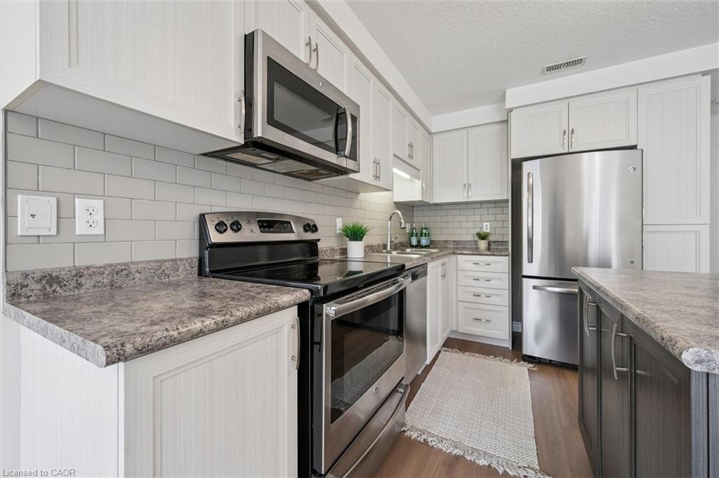 D-24 Sienna Street, Kitchener, ON - Indoor Photo Showing Kitchen With Upgraded Kitchen