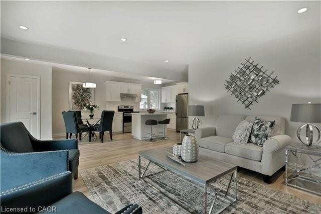 318 Sanatorium Road, Hamilton, ON - Indoor Photo Showing Living Room
