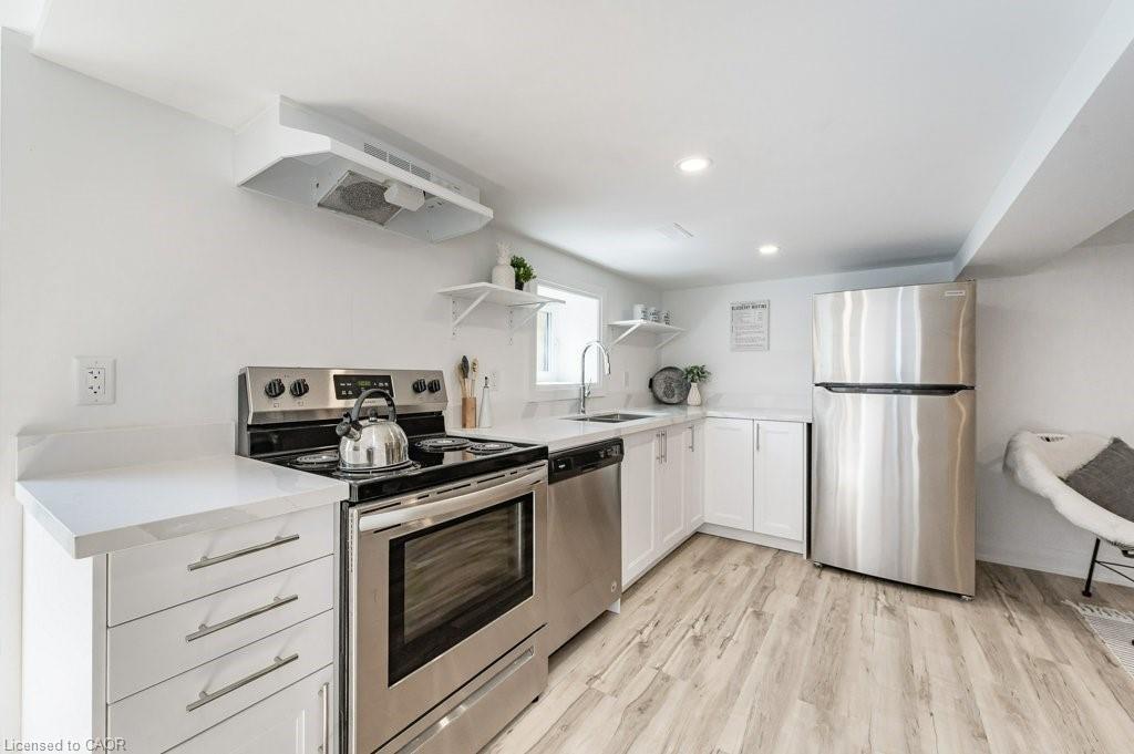 4 Royal Avenue, Hamilton, ON - Indoor Photo Showing Kitchen