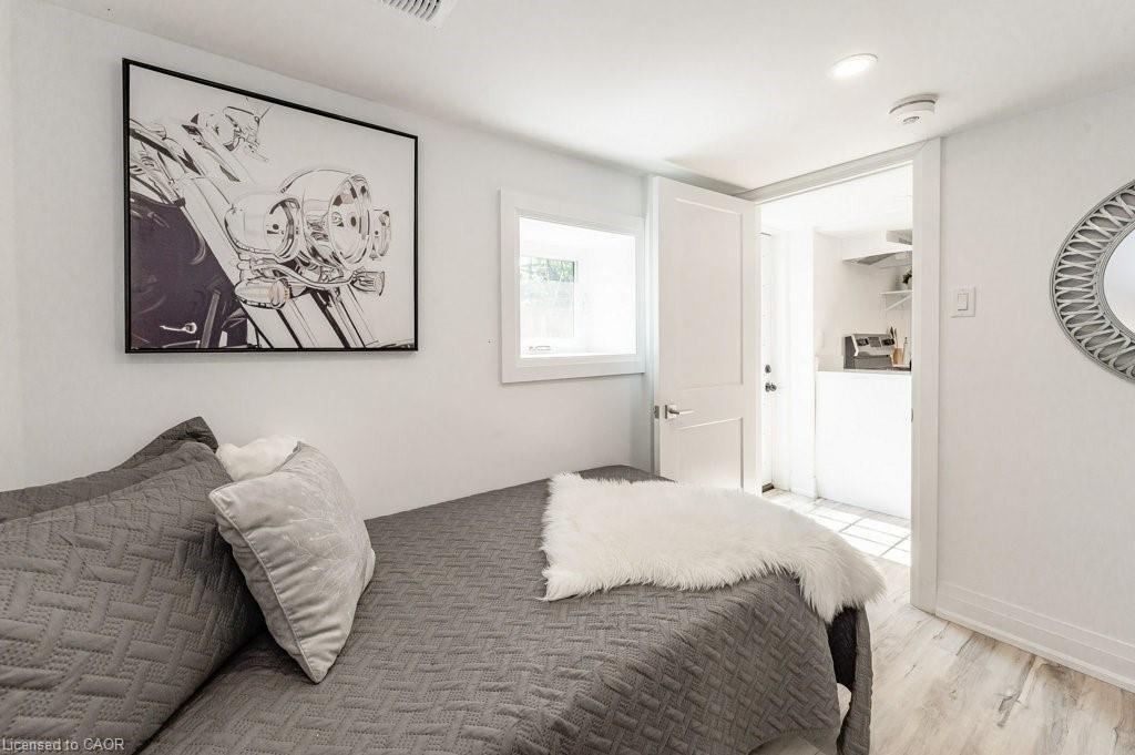 4 Royal Avenue, Hamilton, ON - Indoor Photo Showing Bedroom