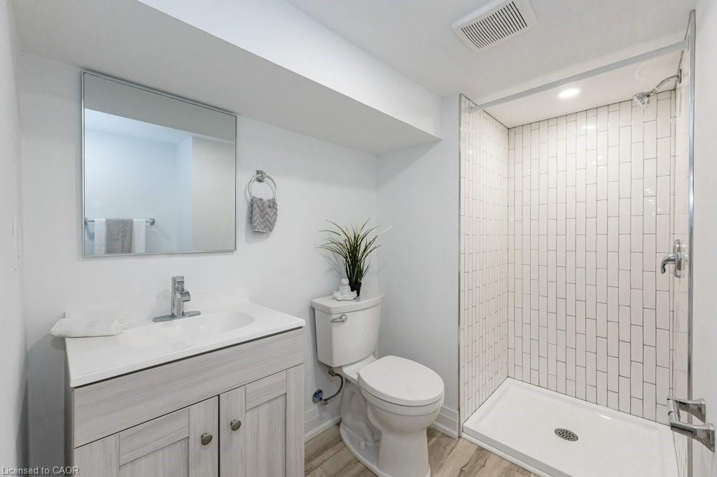 4 Royal Avenue, Hamilton, ON - Indoor Photo Showing Bathroom