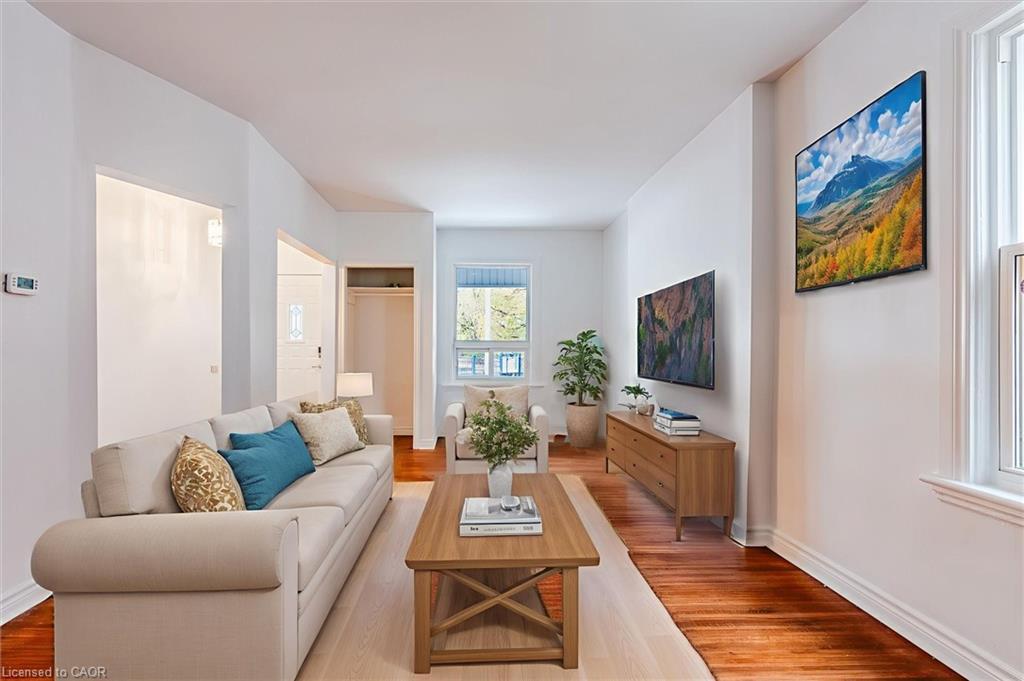 49 Myrtle Avenue, Hamilton, ON - Indoor Photo Showing Living Room