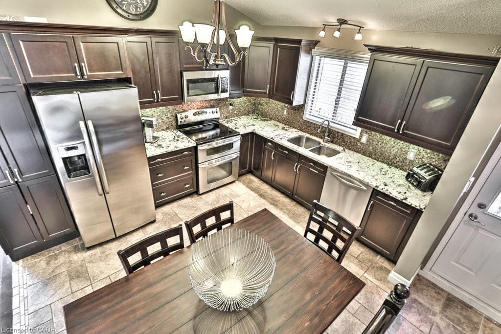 4191 Bianca Forest Drive, Burlington, ON - Indoor Photo Showing Kitchen With Upgraded Kitchen