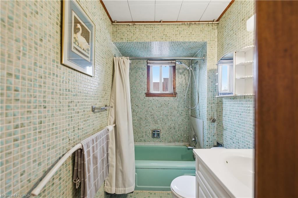 241 Robert Street, Hamilton, ON - Indoor Photo Showing Bathroom