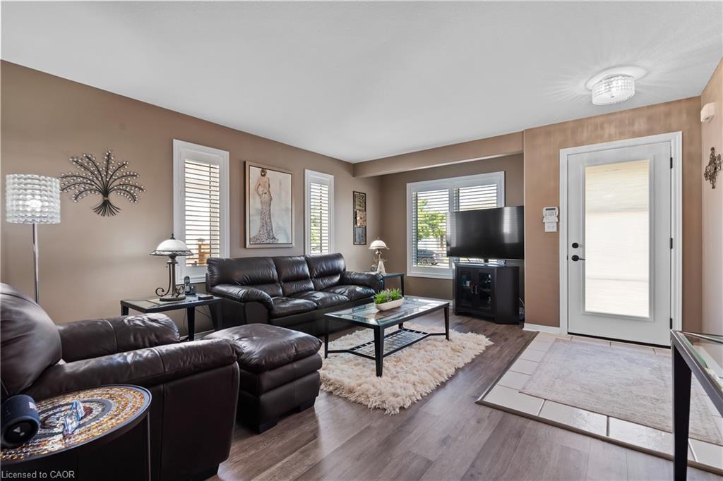 208 Autumn Crescent, Welland, ON - Indoor Photo Showing Living Room