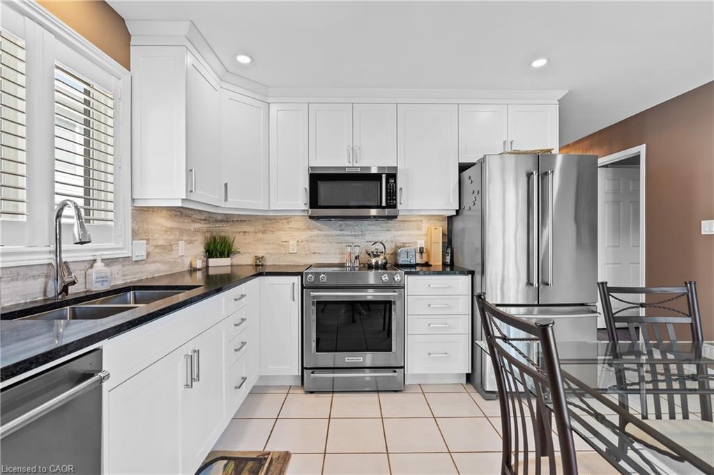 208 Autumn Crescent, Welland, ON - Indoor Photo Showing Kitchen With Double Sink With Upgraded Kitchen