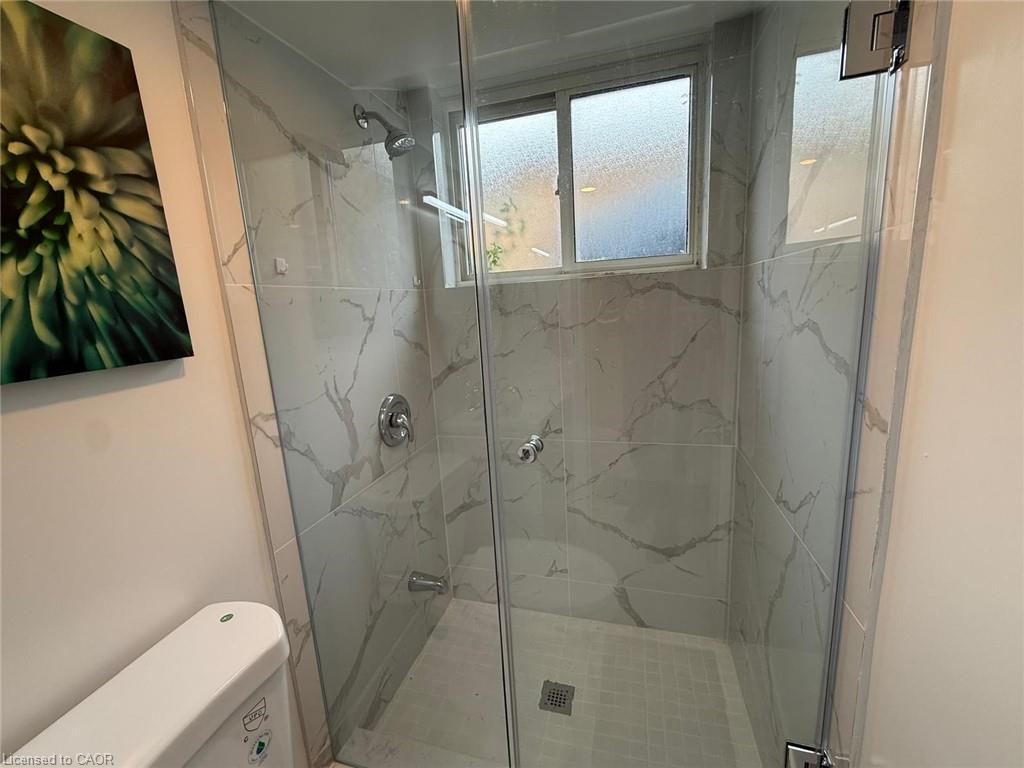 643 West 5Th Street, Hamilton, ON - Indoor Photo Showing Bathroom