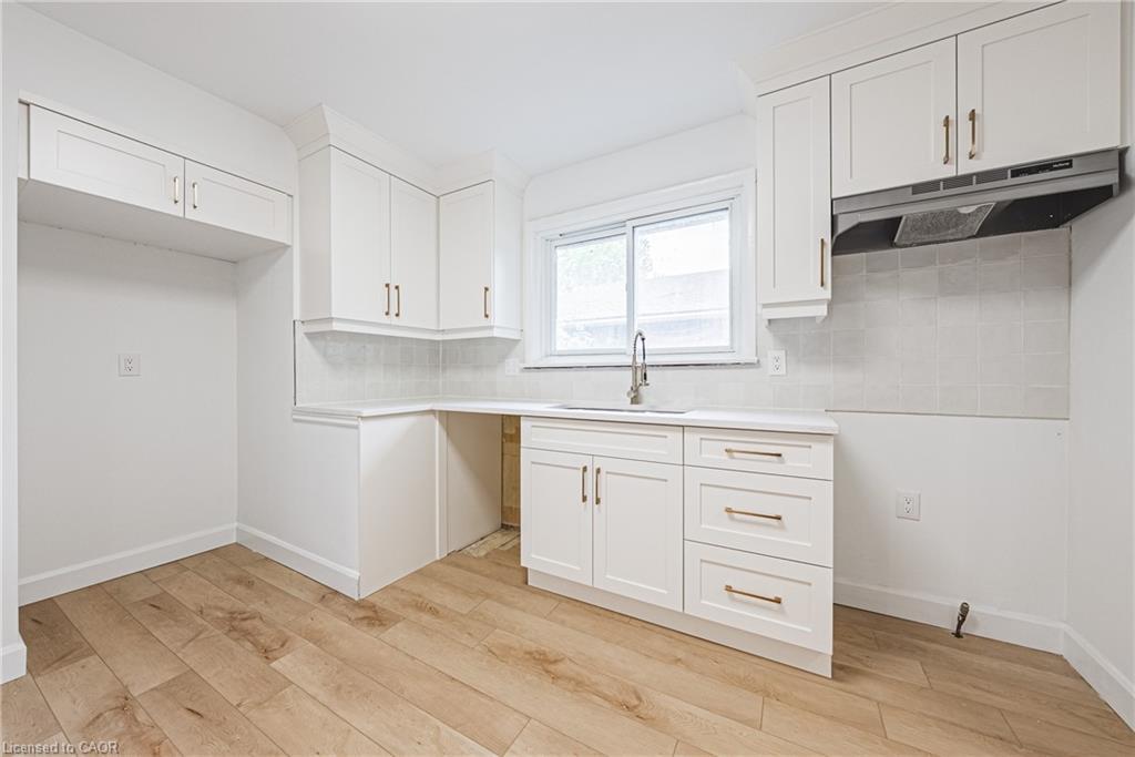 224 West 16Th Street, Hamilton, ON - Indoor Photo Showing Kitchen