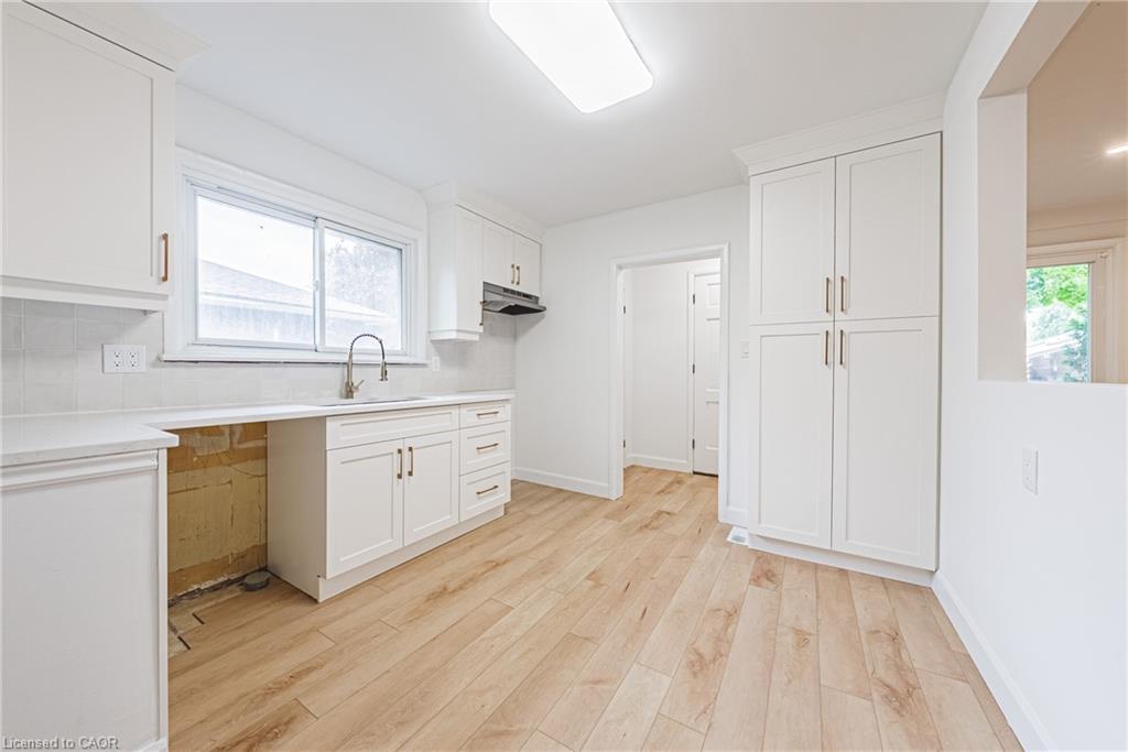 224 West 16Th Street, Hamilton, ON - Indoor Photo Showing Kitchen