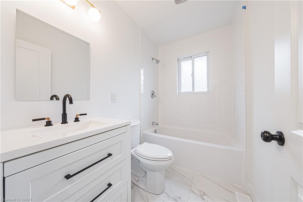 224 West 16Th Street, Hamilton, ON - Indoor Photo Showing Bathroom