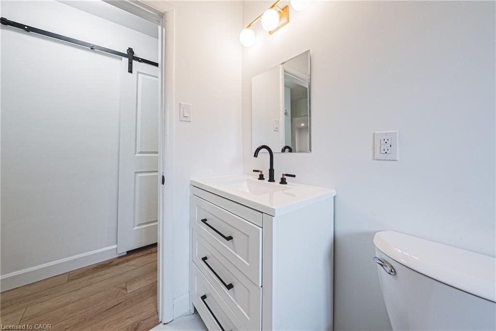 224 West 16Th Street, Hamilton, ON - Indoor Photo Showing Bathroom