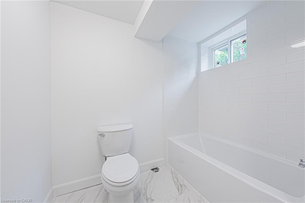 224 West 16Th Street, Hamilton, ON - Indoor Photo Showing Bathroom