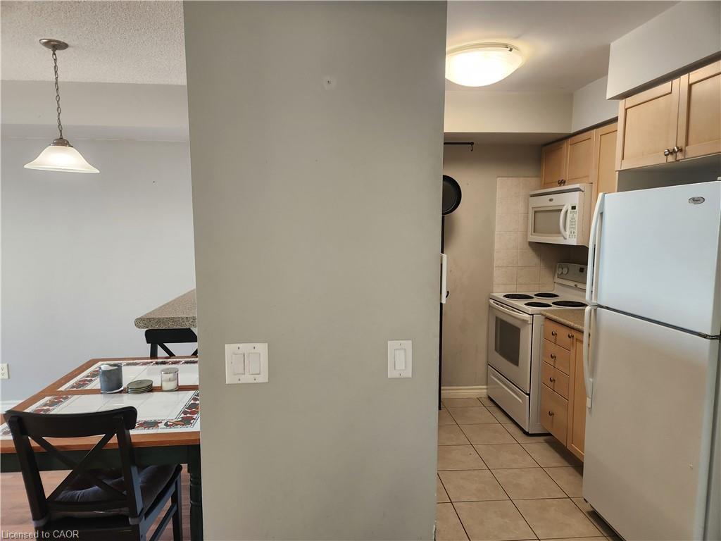 2922-700 Humberwood Boulevard, Etobicoke, ON - Indoor Photo Showing Kitchen
