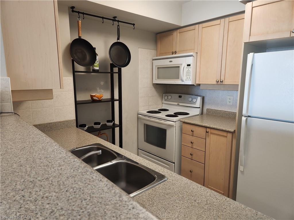 2922-700 Humberwood Boulevard, Etobicoke, ON - Indoor Photo Showing Kitchen With Double Sink
