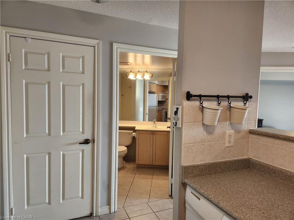 2922-700 Humberwood Boulevard, Etobicoke, ON - Indoor Photo Showing Other Room