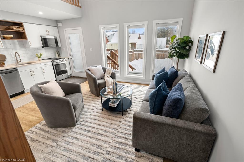 1242 King Street E, Kitchener, ON - Indoor Photo Showing Living Room