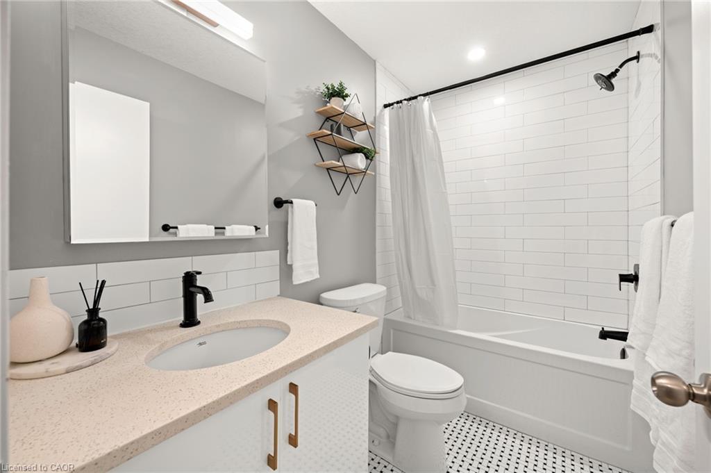 1242 King Street E, Kitchener, ON - Indoor Photo Showing Bathroom
