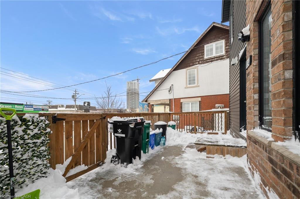 1242 King Street E, Kitchener, ON - Outdoor