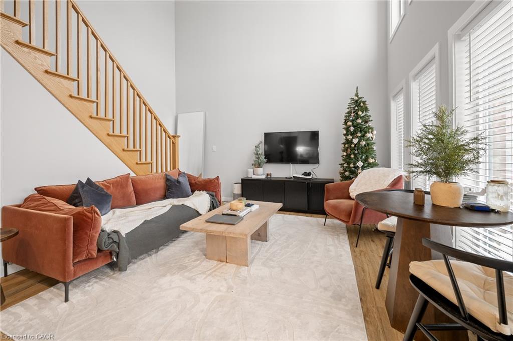 1242 King Street E, Kitchener, ON - Indoor Photo Showing Living Room