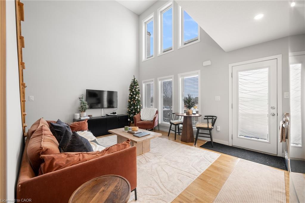 1242 King Street E, Kitchener, ON - Indoor Photo Showing Living Room