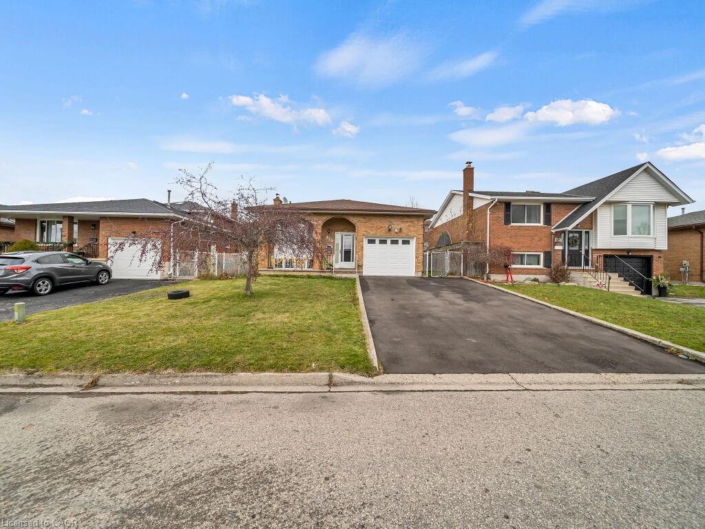 125 Stonyburn Crescent, Cambridge, ON - Outdoor With Facade