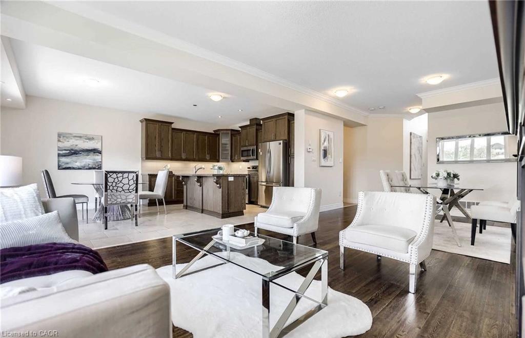 238 Nashville Circle, Hamilton, ON - Indoor Photo Showing Living Room