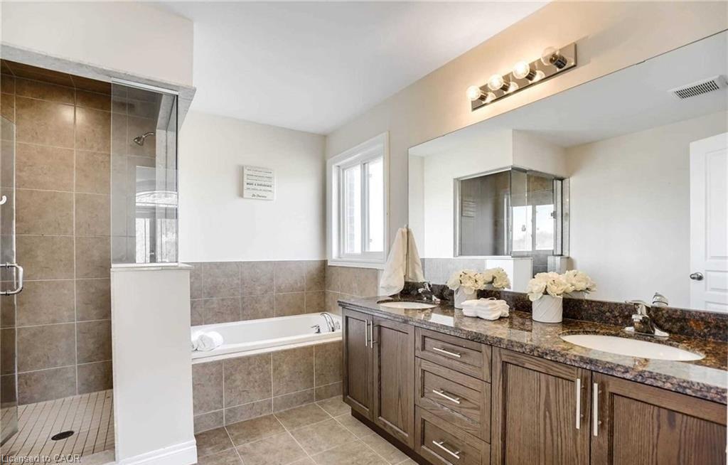 238 Nashville Circle, Hamilton, ON - Indoor Photo Showing Bathroom