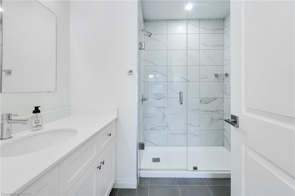 20-720 Grey Street, Brantford, ON - Indoor Photo Showing Bathroom