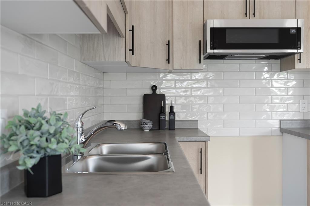 142 Willson Drive, Thorold, ON - Indoor Photo Showing Kitchen With Double Sink