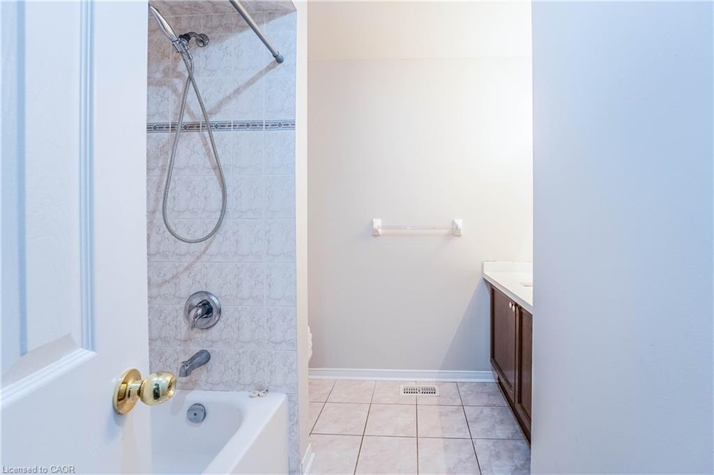 5195 Angel Stone Drive, Mississauga, ON - Indoor Photo Showing Bathroom