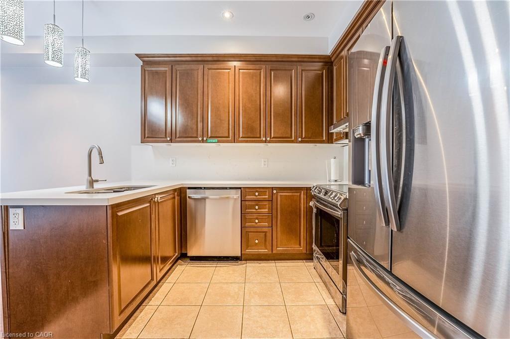 5195 Angel Stone Drive, Mississauga, ON - Indoor Photo Showing Kitchen