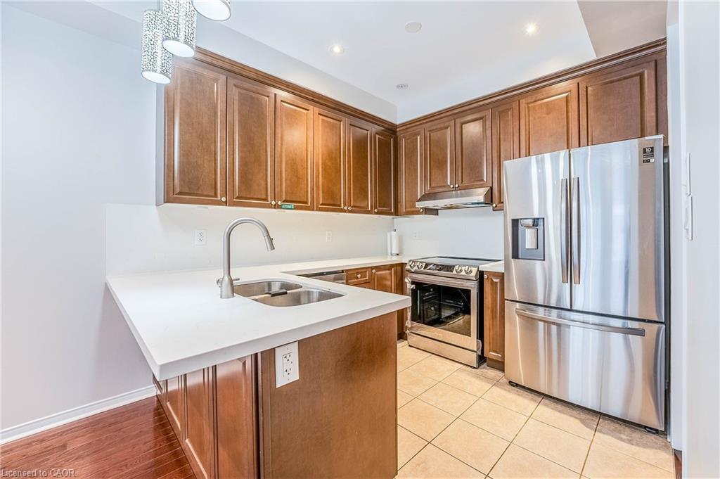 5195 Angel Stone Drive, Mississauga, ON - Indoor Photo Showing Kitchen With Double Sink
