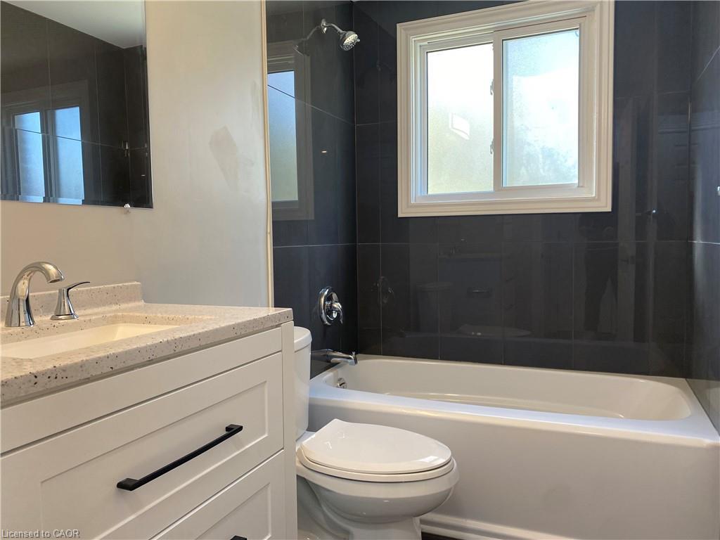 10-154 Elgin Street N, Cambridge, ON - Indoor Photo Showing Bathroom