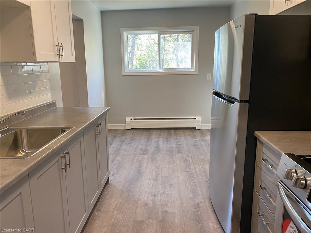 10-154 Elgin Street N, Cambridge, ON - Indoor Photo Showing Kitchen