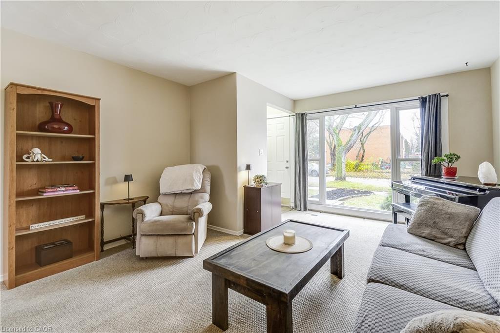 2420 Maryvale Court, Burlington, ON - Indoor Photo Showing Living Room