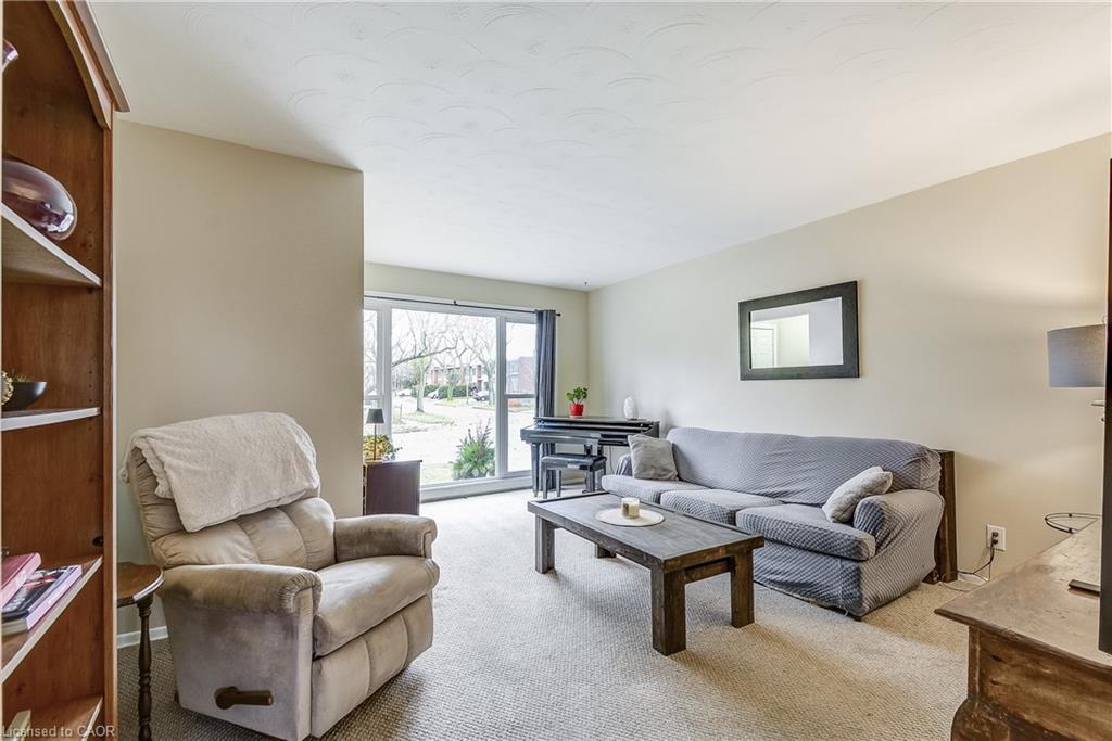 2420 Maryvale Court, Burlington, ON - Indoor Photo Showing Living Room