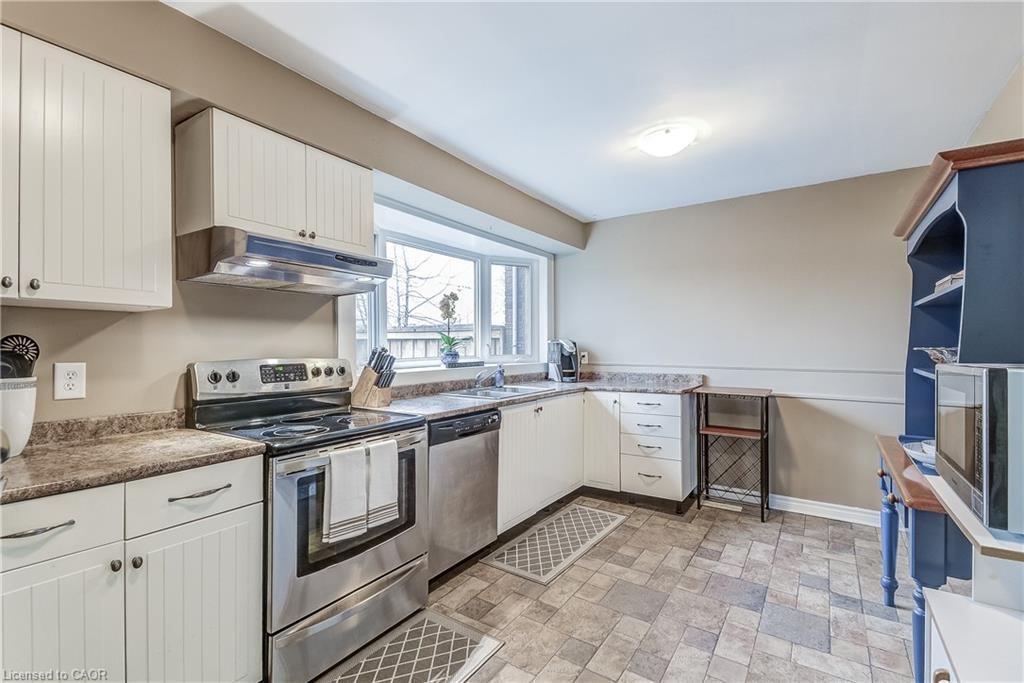 2420 Maryvale Court, Burlington, ON - Indoor Photo Showing Kitchen