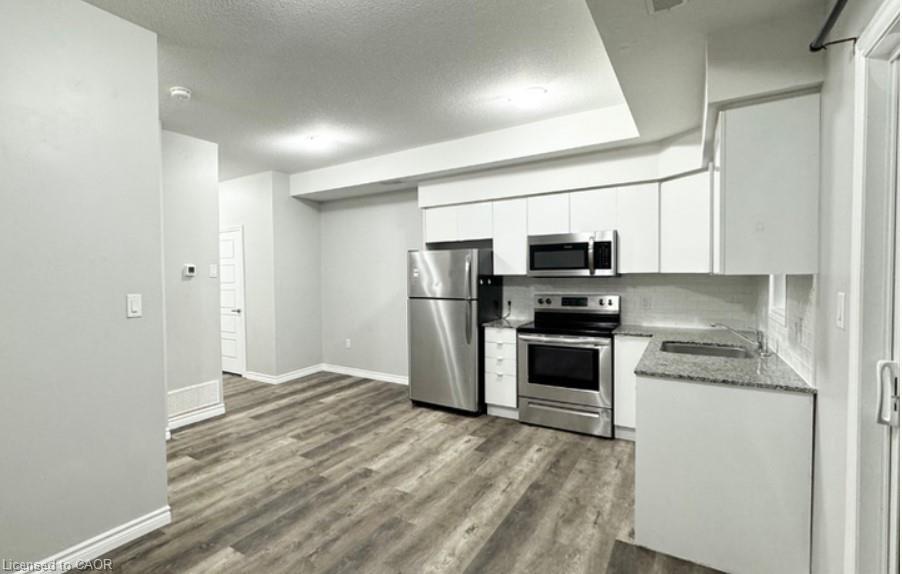 B19-1430 Highland Road W, Kitchener, ON - Indoor Photo Showing Kitchen