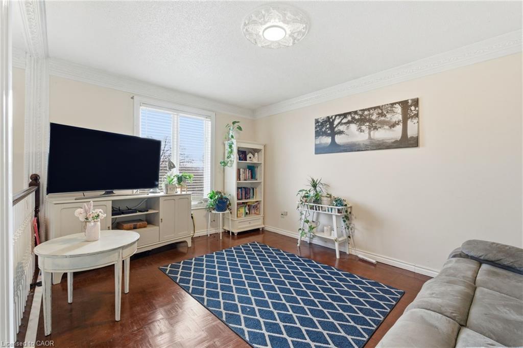 505 Wellington Street N, Hamilton, ON - Indoor Photo Showing Living Room