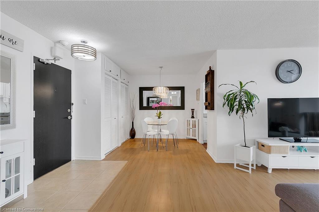 702-81 Church Street, Kitchener, ON - Indoor Photo Showing Living Room