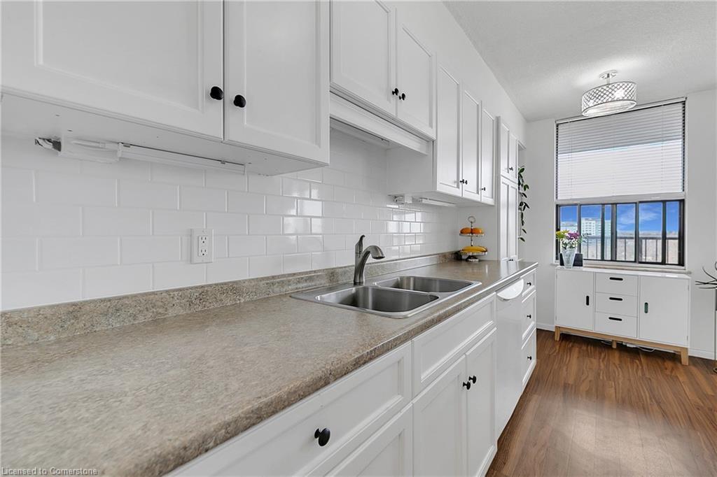 702-81 Church Street, Kitchener, ON - Indoor Photo Showing Kitchen With Double Sink